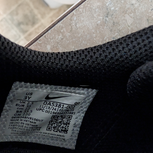 Nike Kids Black Sneakers Like New - Picture 6 of 6
